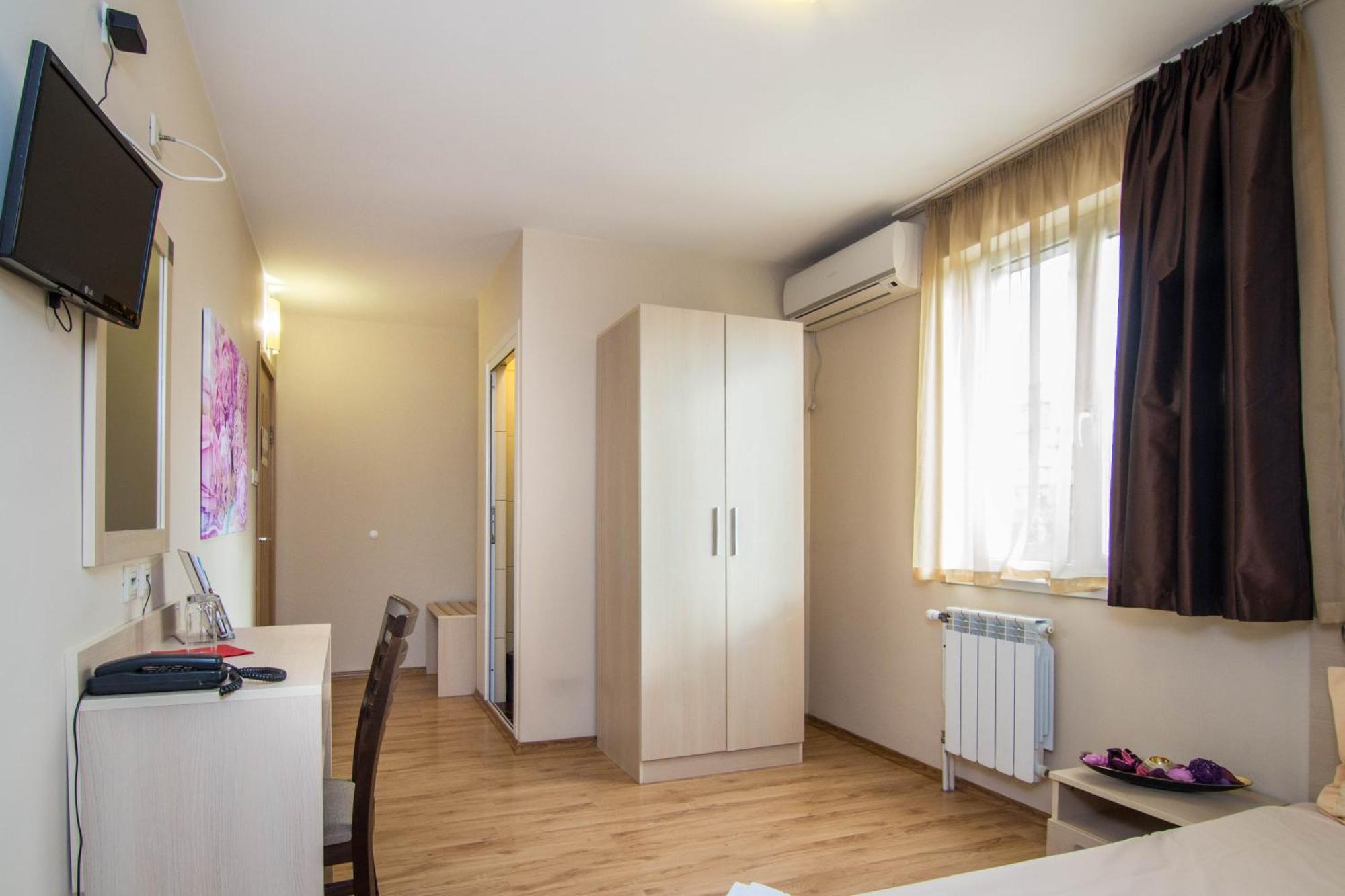 Family Hotel Madrid София Экстерьер фото