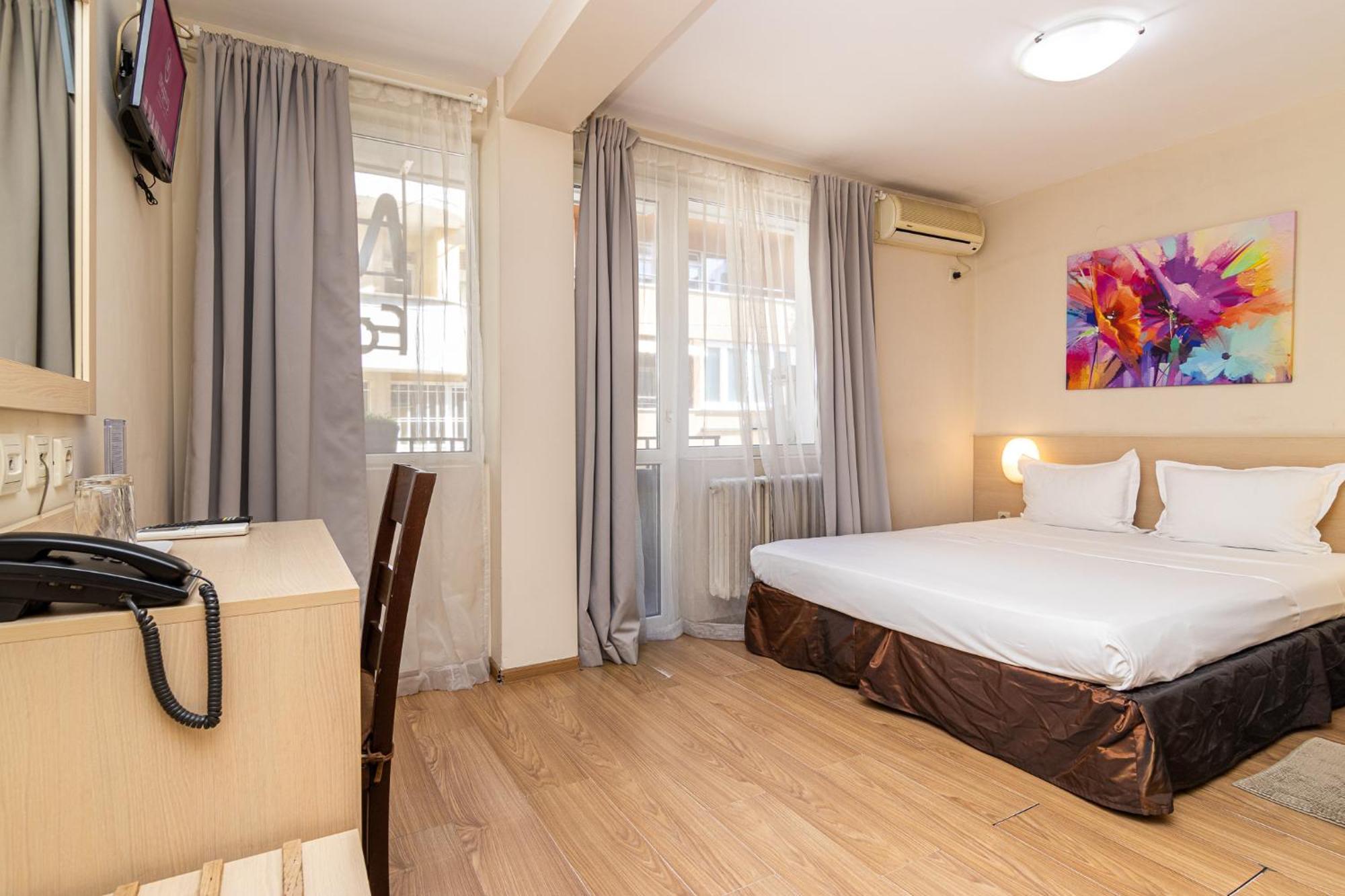 Family Hotel Madrid София Экстерьер фото