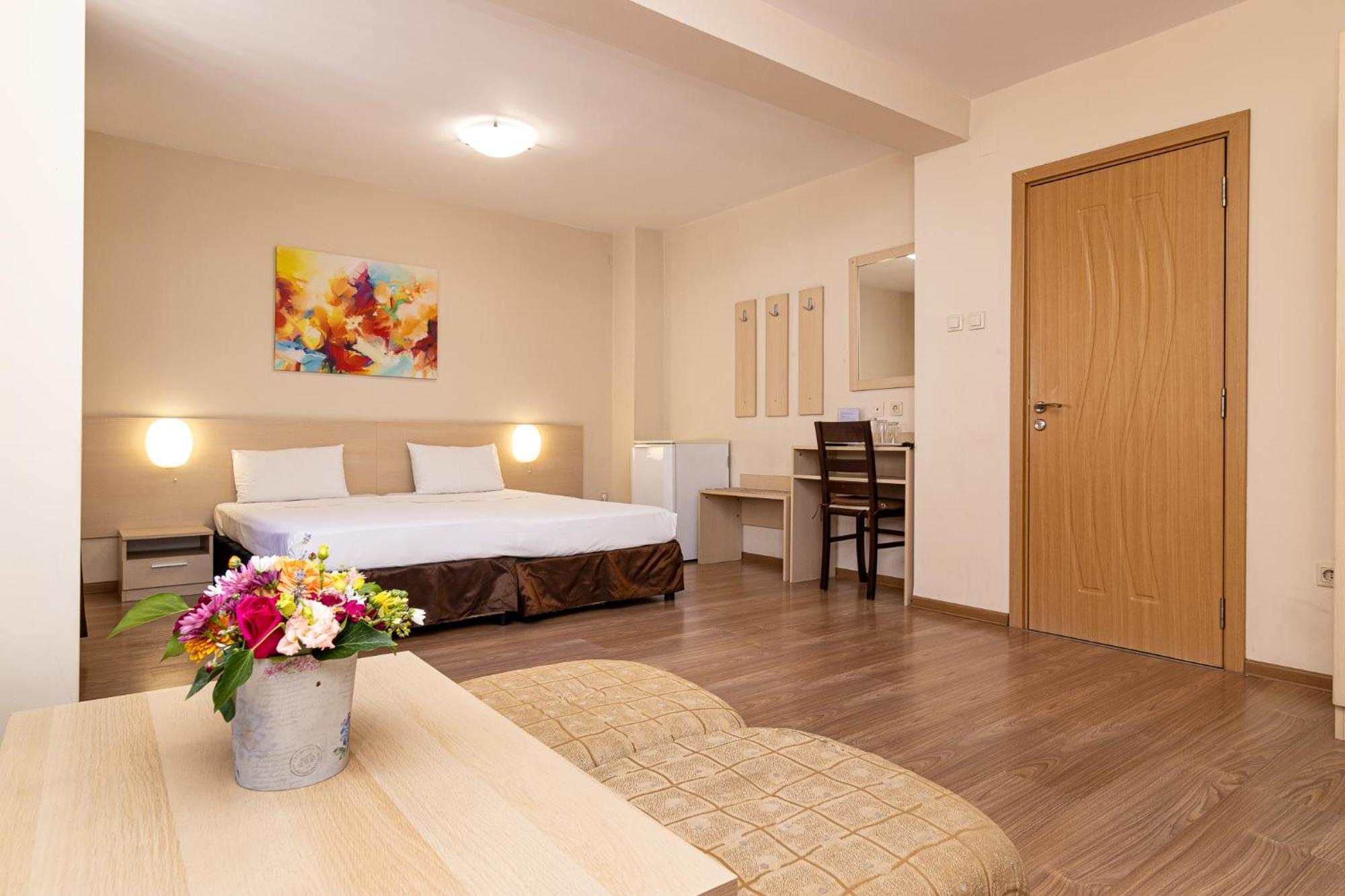 Family Hotel Madrid София Экстерьер фото