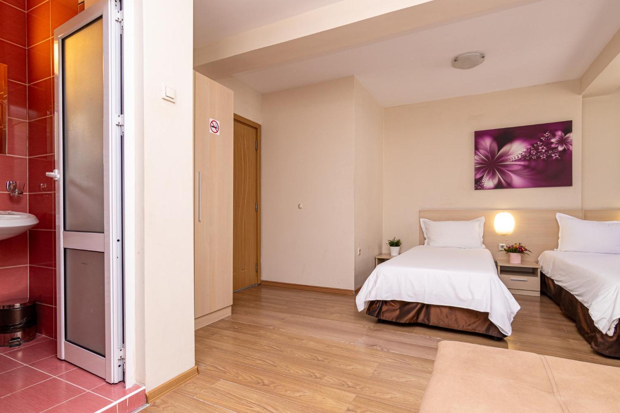 Family Hotel Madrid София Экстерьер фото