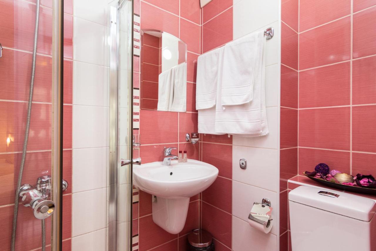 Family Hotel Madrid София Экстерьер фото